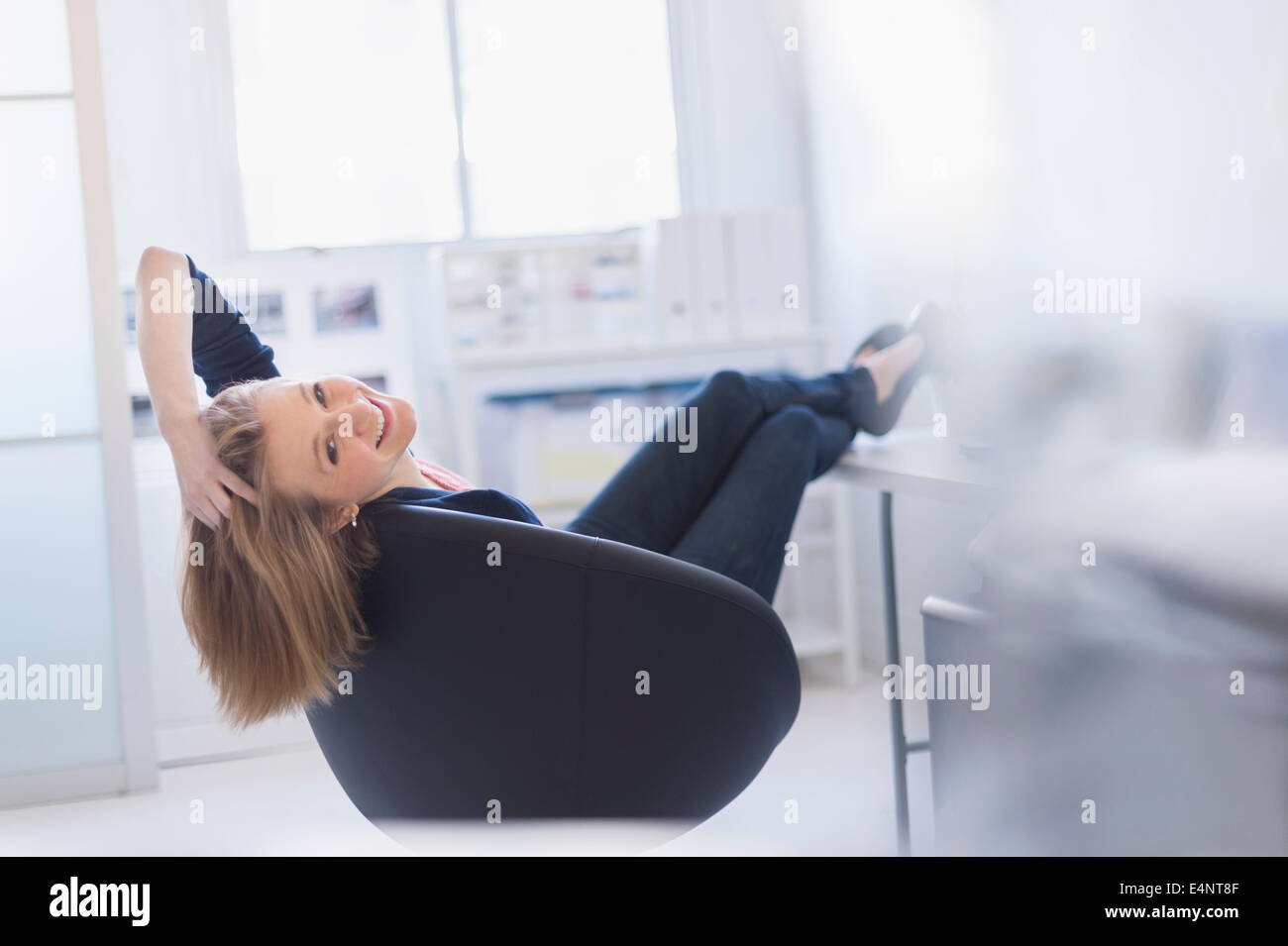 Business-Frau Entspannung im Büro Stockfoto