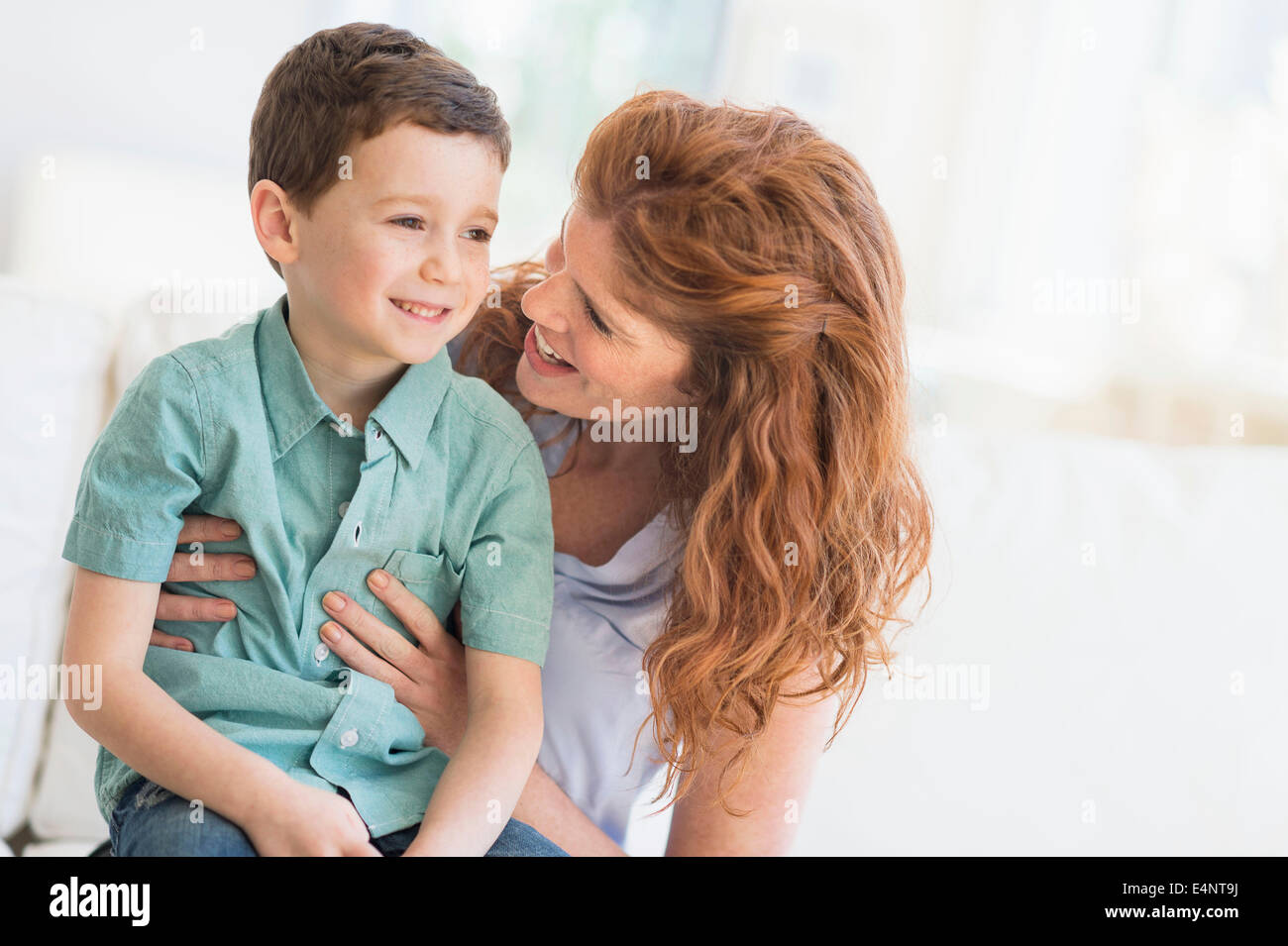 Mutter Sohn umarmen (6-7) Stockfoto