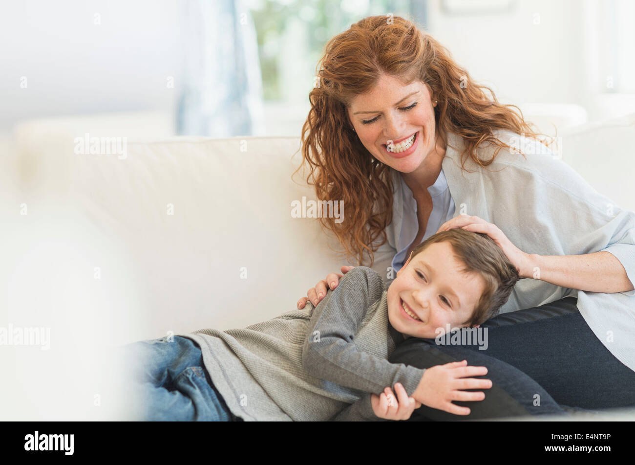 Mutter und Sohn (6-7) auf sofa Stockfoto