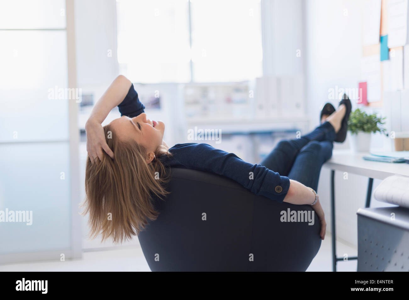 Business-Frau Entspannung im Büro Stockfoto