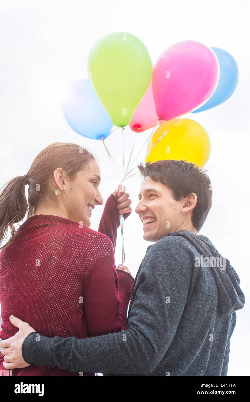 Junges Paar mit Luftballons Stockfoto