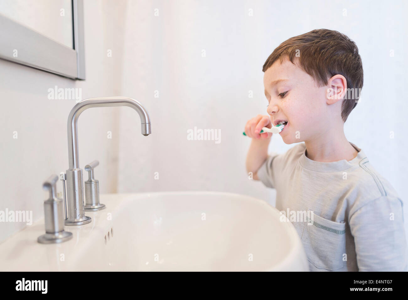 Junge (6-7) Zähneputzen Stockfoto