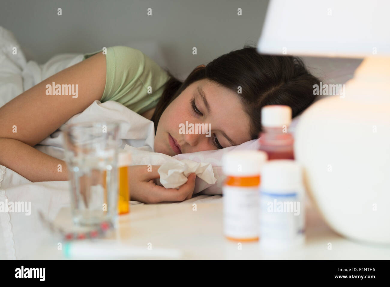 Kranke Mädchen im Bett liegend (8-9) Stockfoto