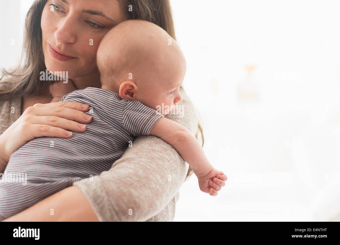 Mutter Baby Boy (2-5 Monate) im Arm halten Stockfoto