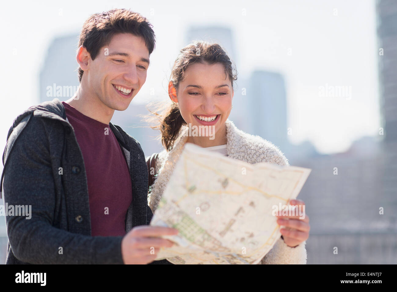 Junges Paar auf der Suche auf Karte Stockfoto