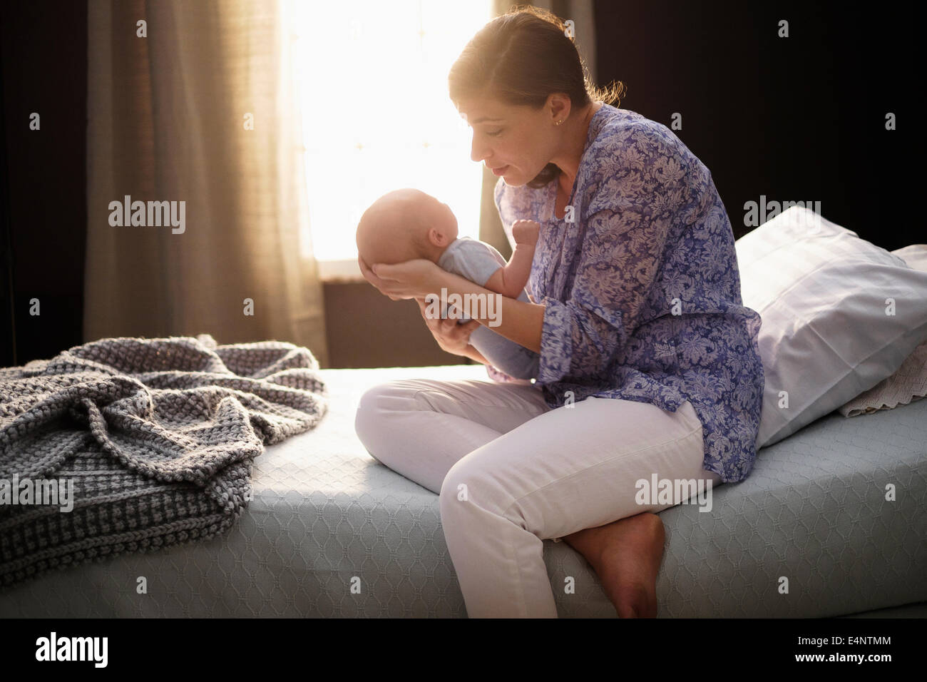 Mutter mit Baby Boy (2-5 Monate) im Schlafzimmer Stockfoto