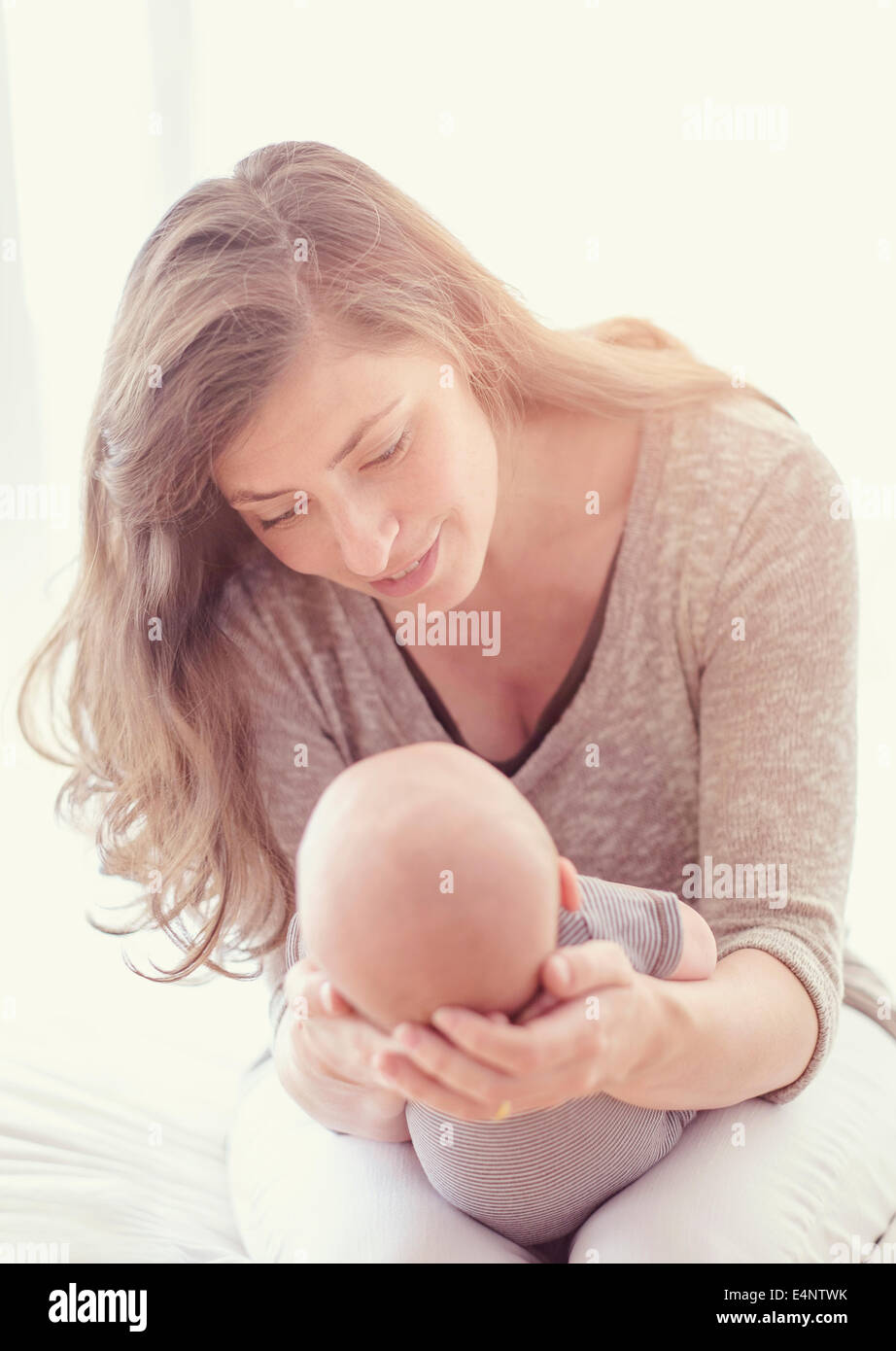 Mutter hält Baby Boy (2-5 Monate) Stockfoto
