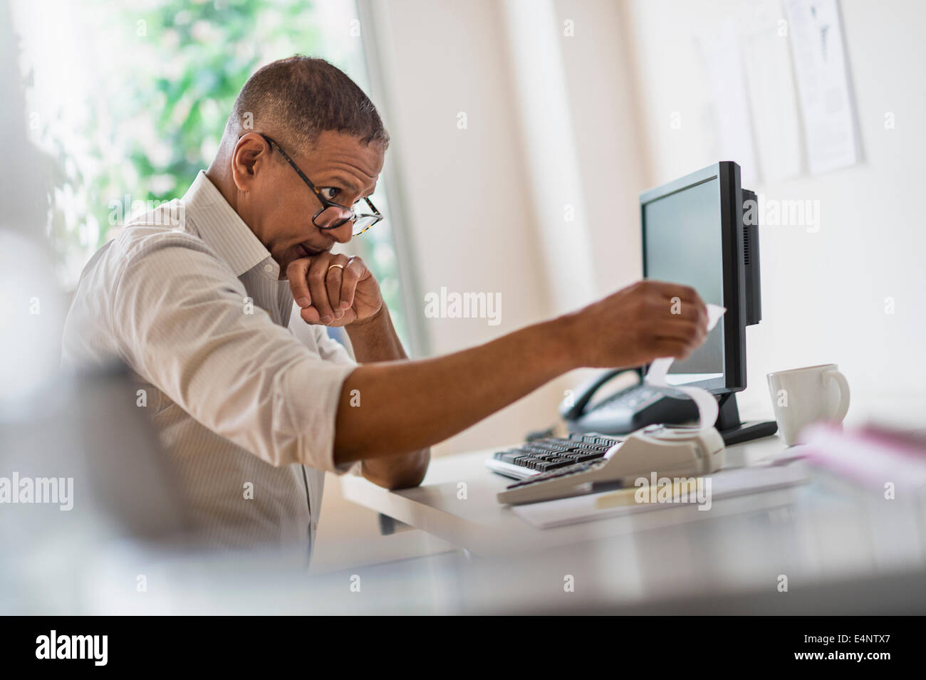Reifer Mann arbeiten im home-office Stockfoto