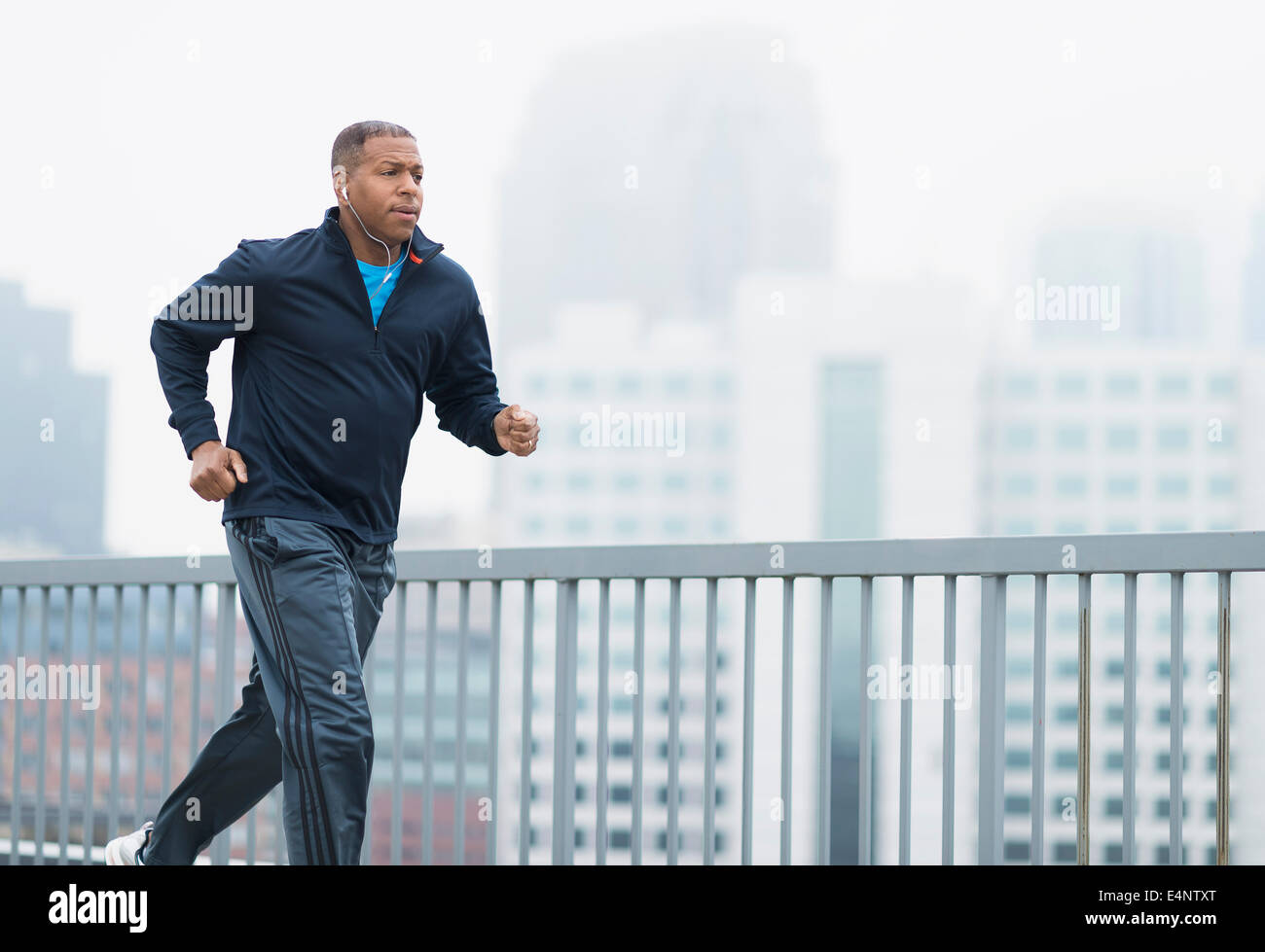 Mann läuft in Stadt Stockfoto