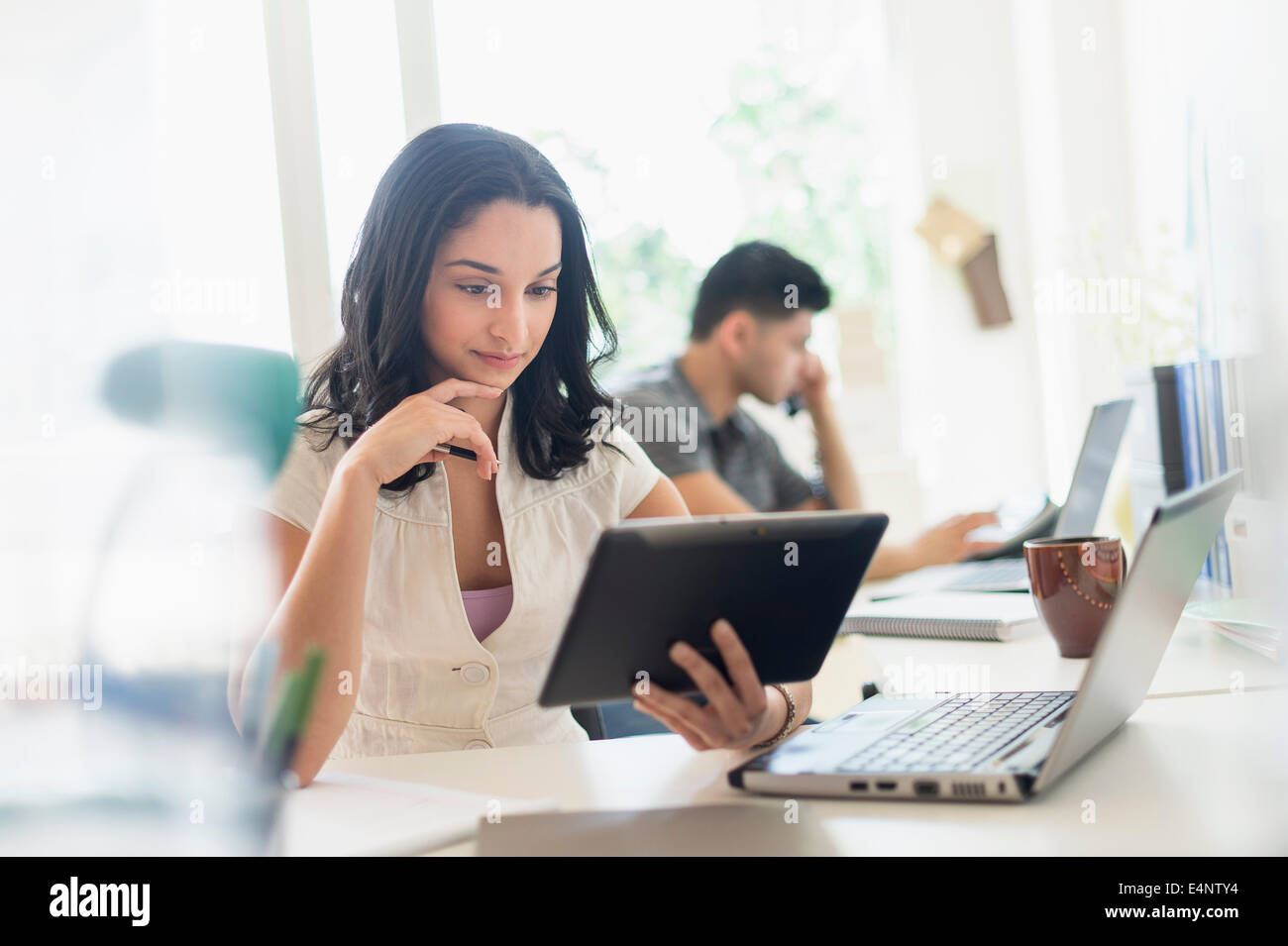 Junge Frau und Mann im Büro arbeiten Stockfoto