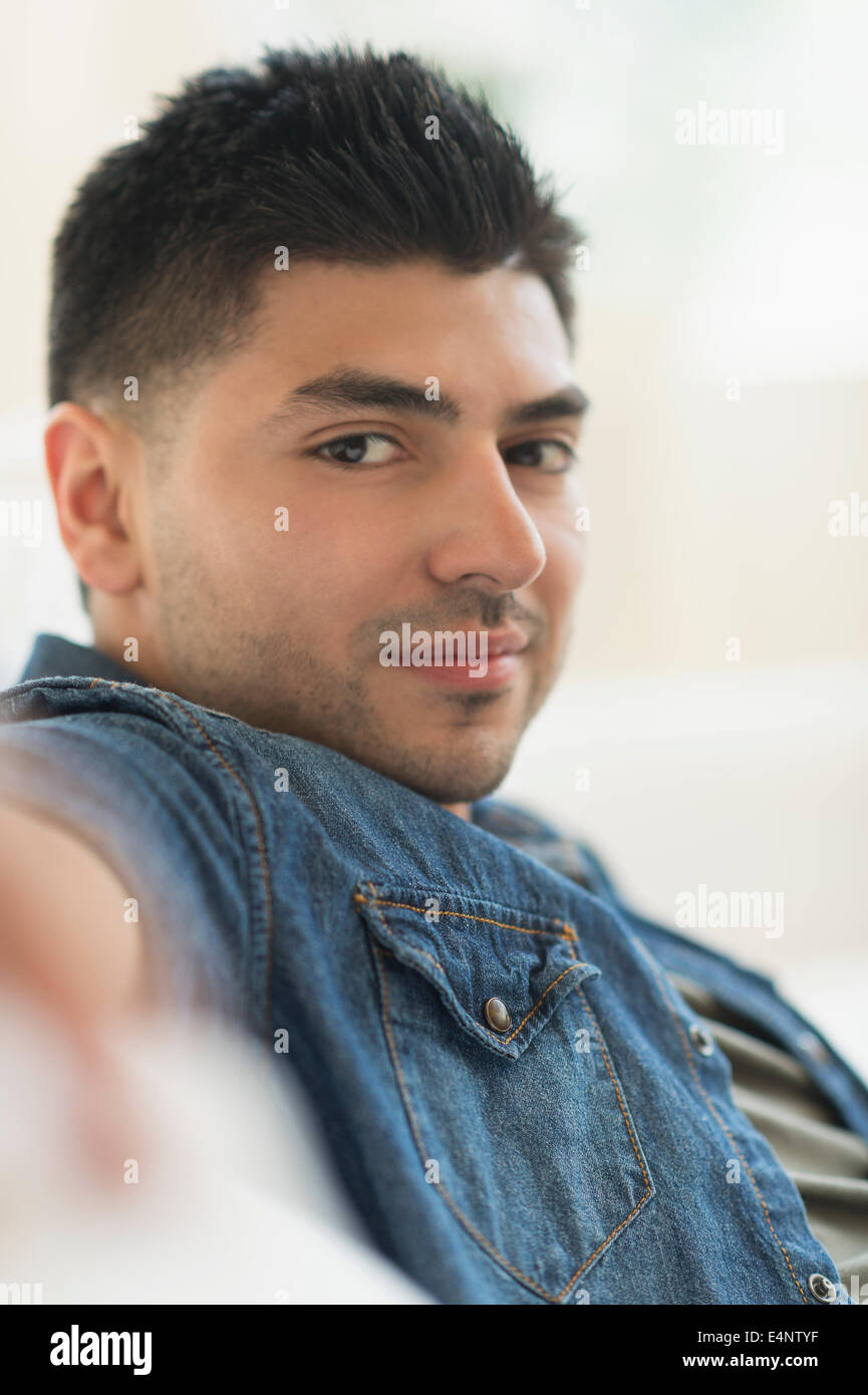 Porträt von lächelnden jungen Mann Stockfoto