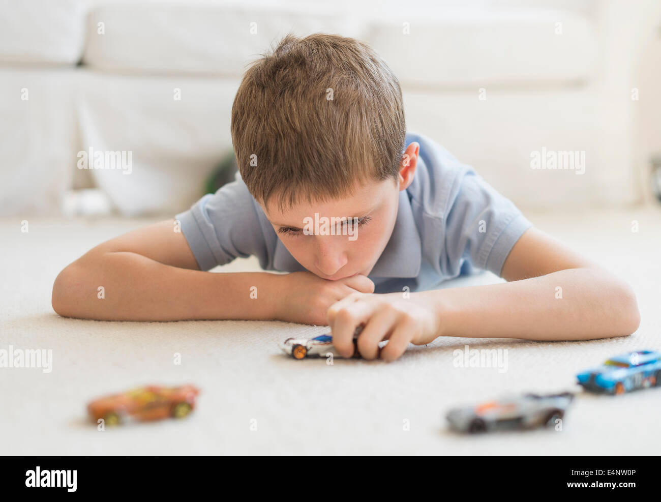 Jungen (8-9), spielt mit Spielzeug-Autos Stockfoto