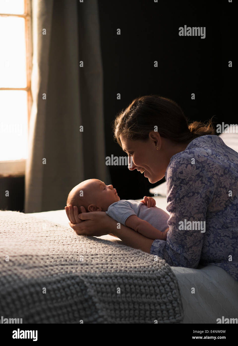 Mutter mit Baby Boy (2-5 Monate) im Schlafzimmer Stockfoto