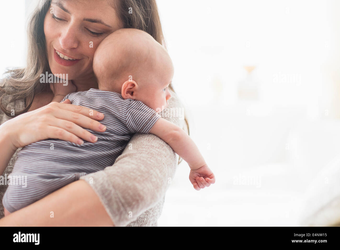 Mutter Baby Boy (2-5 Monate) im Arm halten Stockfoto