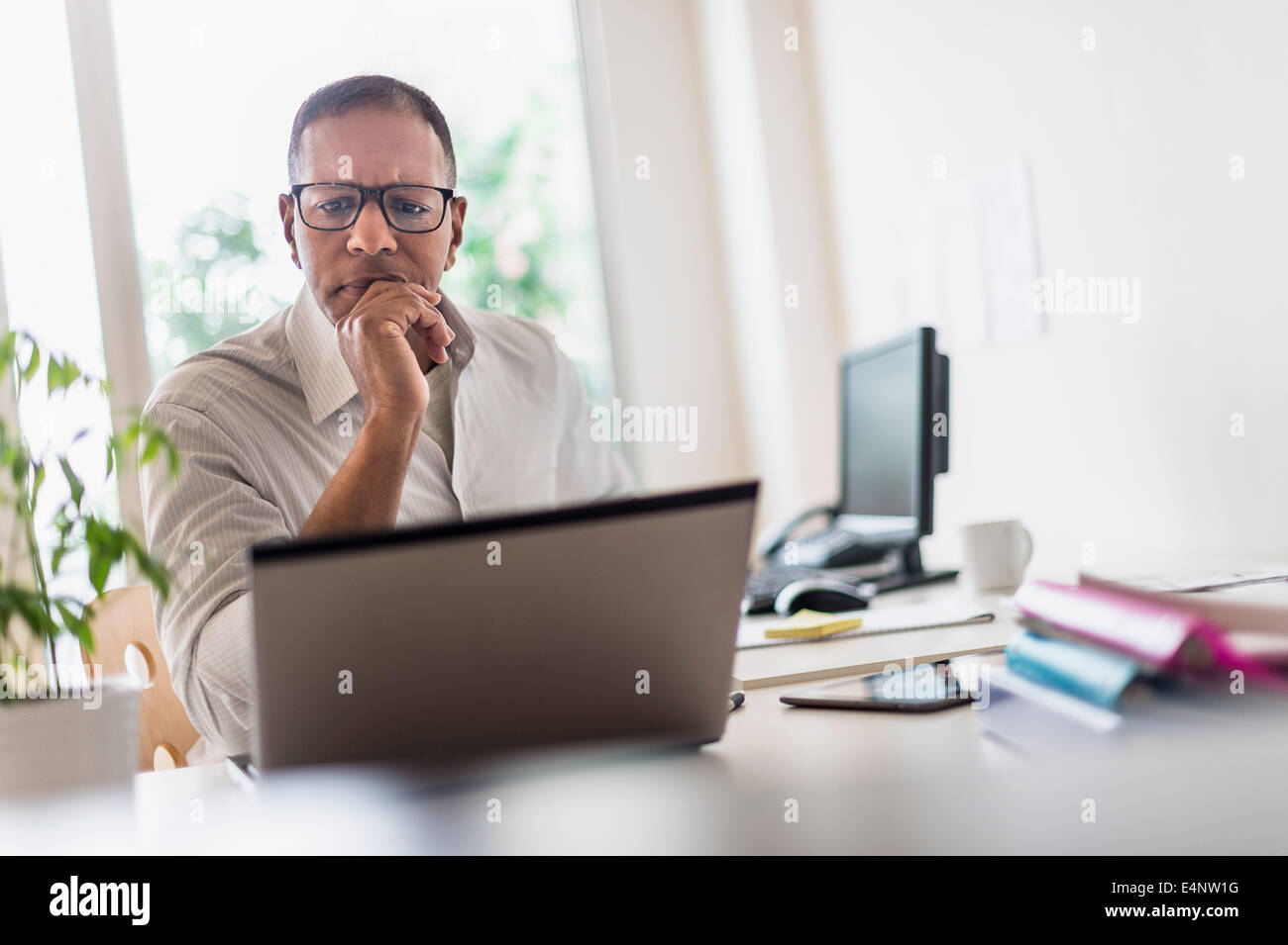 Reifer Mann mit Laptop im home-Office arbeiten Stockfoto