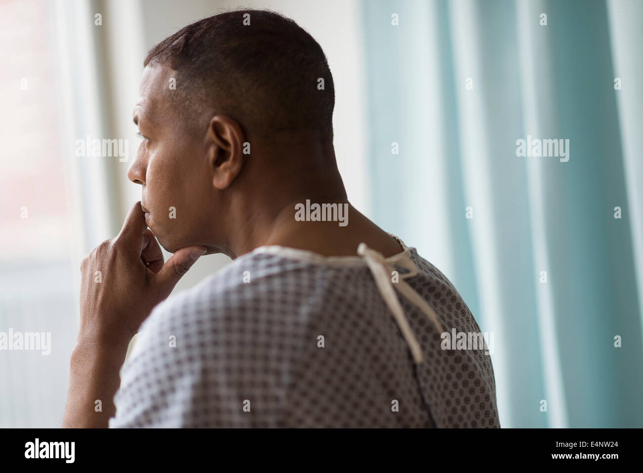 Nahaufnahme eines männlichen Patienten im Krankenhaus Stockfoto