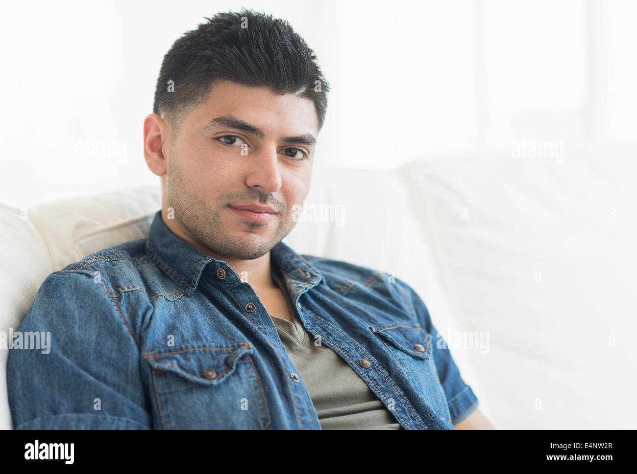 Porträt von lächelnden jungen Mann Stockfoto