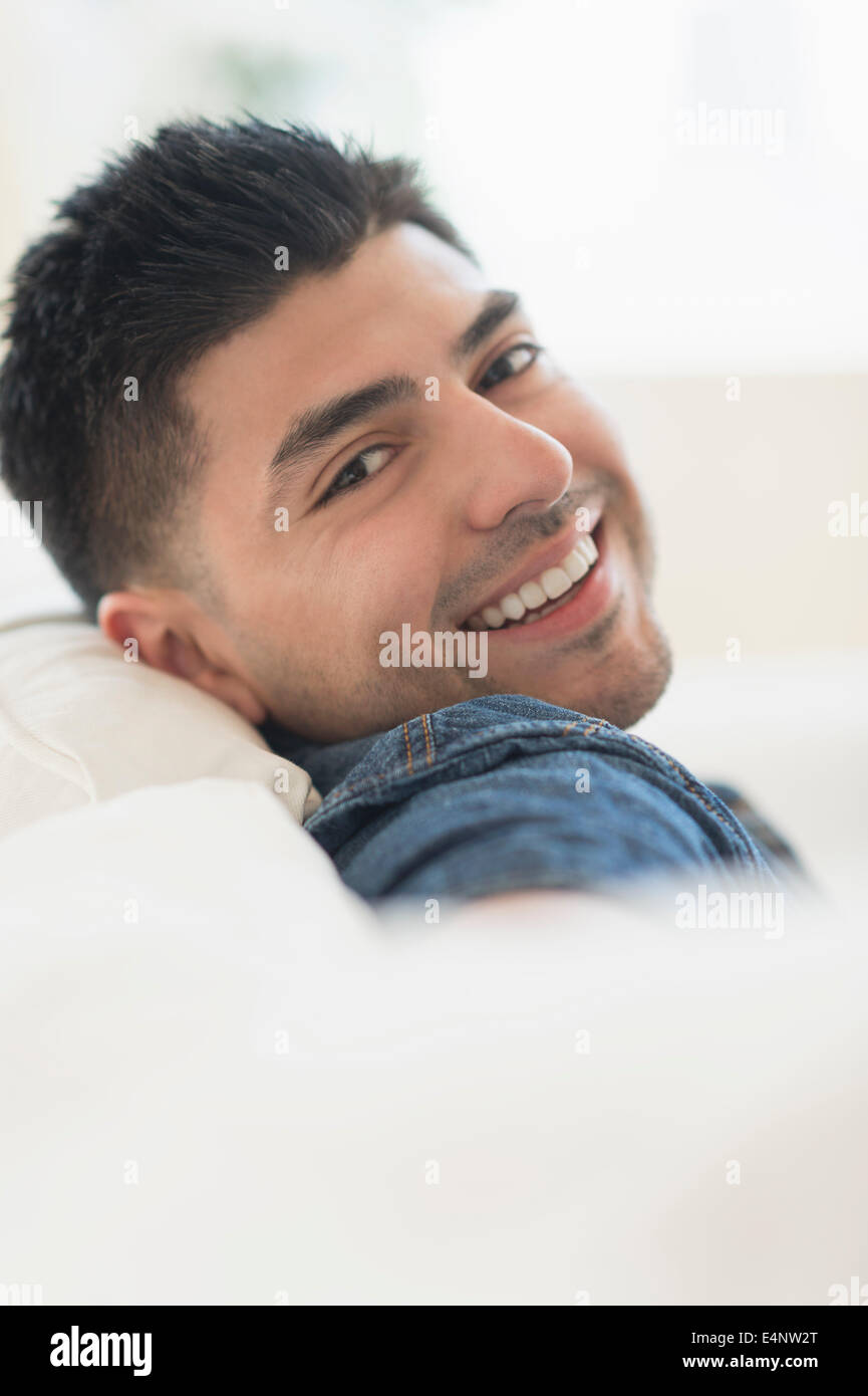 Porträt von lächelnden jungen Mann Stockfoto