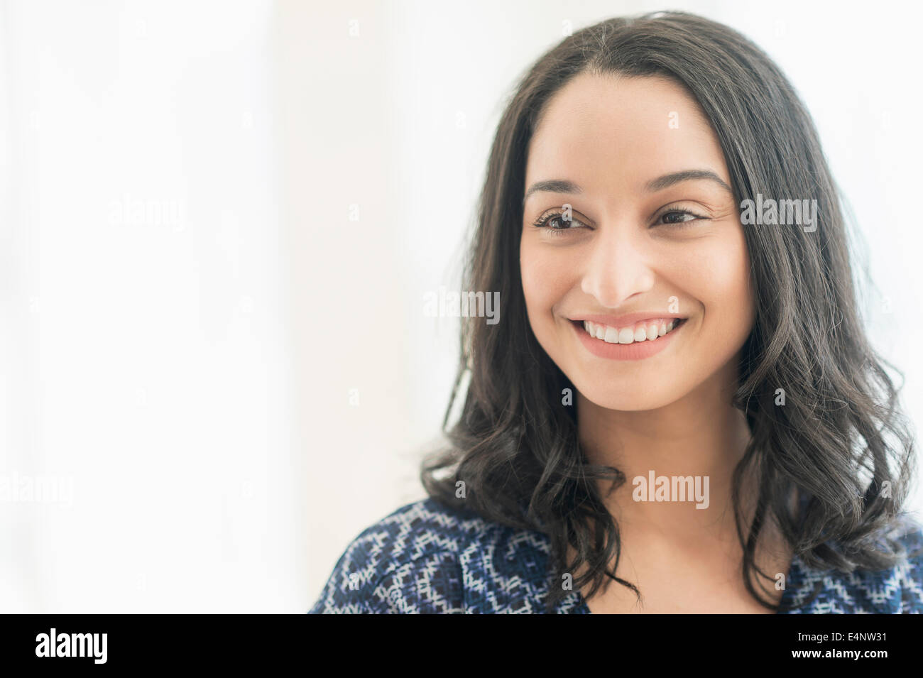 Portrait von lächelnden jungen Frau Stockfoto