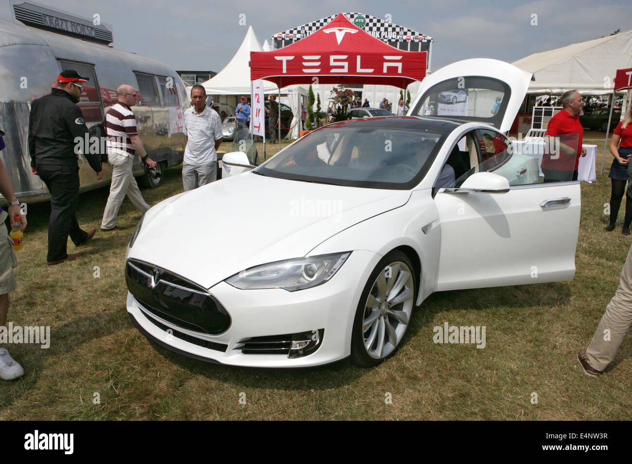 Ein Tesla Elektroauto lenkt die Aufmerksamkeit beim Goodwood Festival of Speed im Jahr 2013. Stockfoto