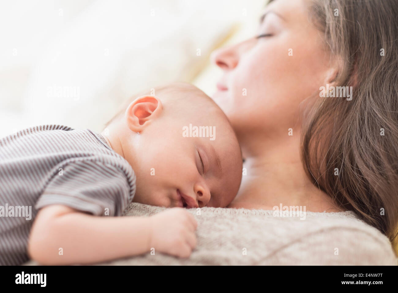 Mutter mit Baby Boy (2-5 Monate) Nickerchen zusammen Stockfoto