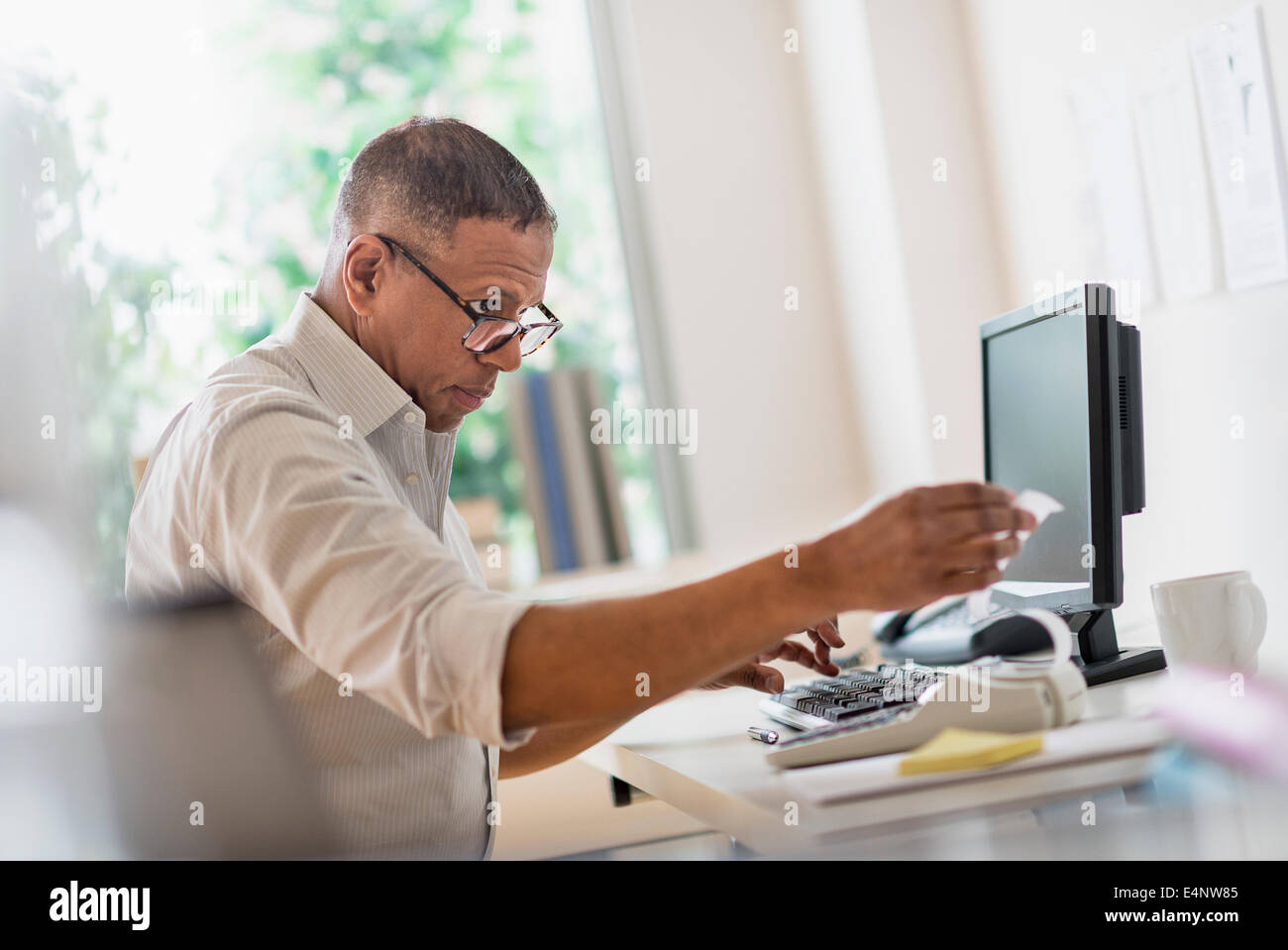 Reifer Mann arbeiten im home-office Stockfoto