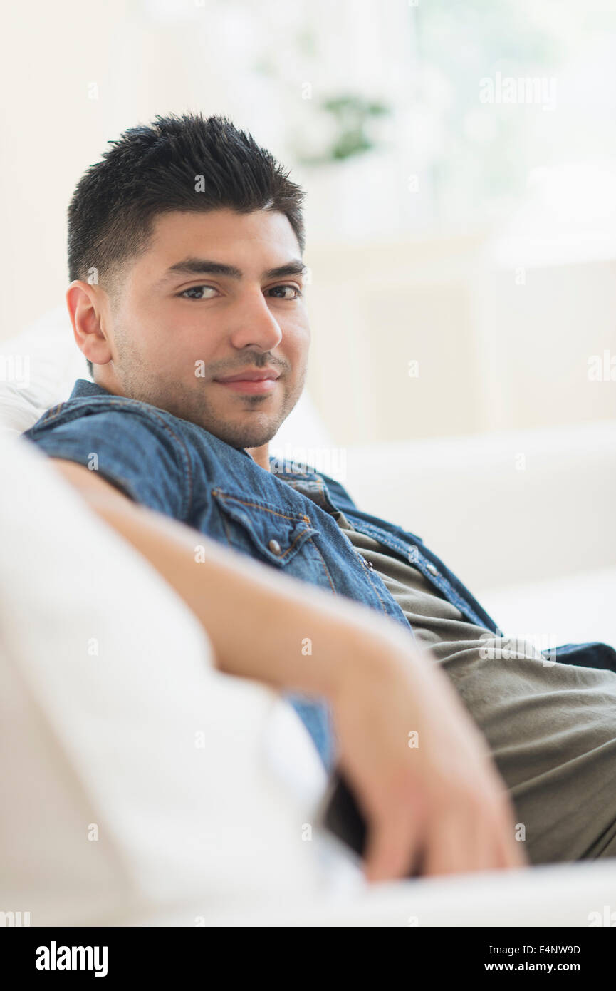 Porträt von lächelnden jungen Mann Stockfoto