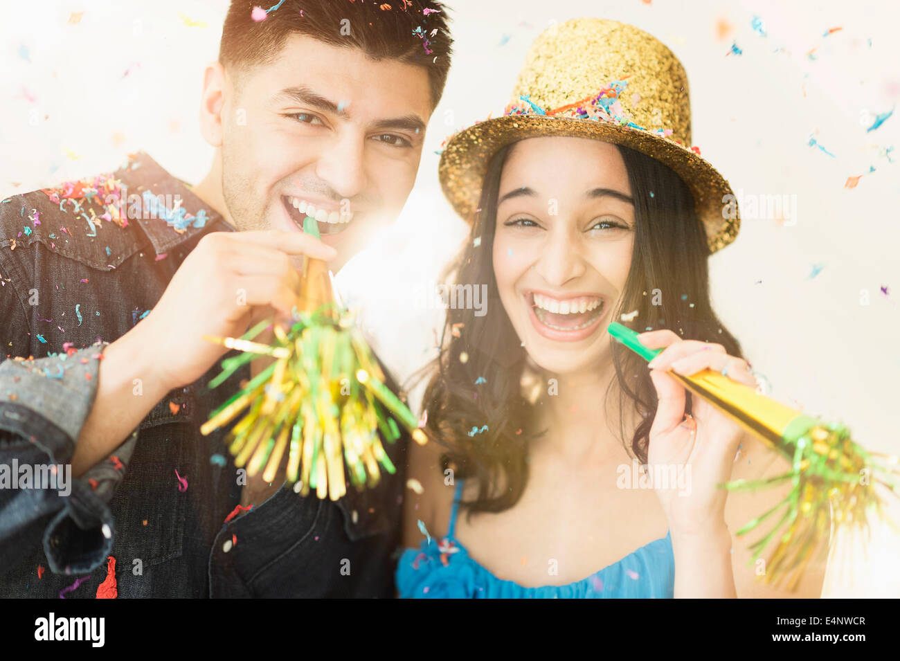 Junges Paar feiert Silvester Stockfoto