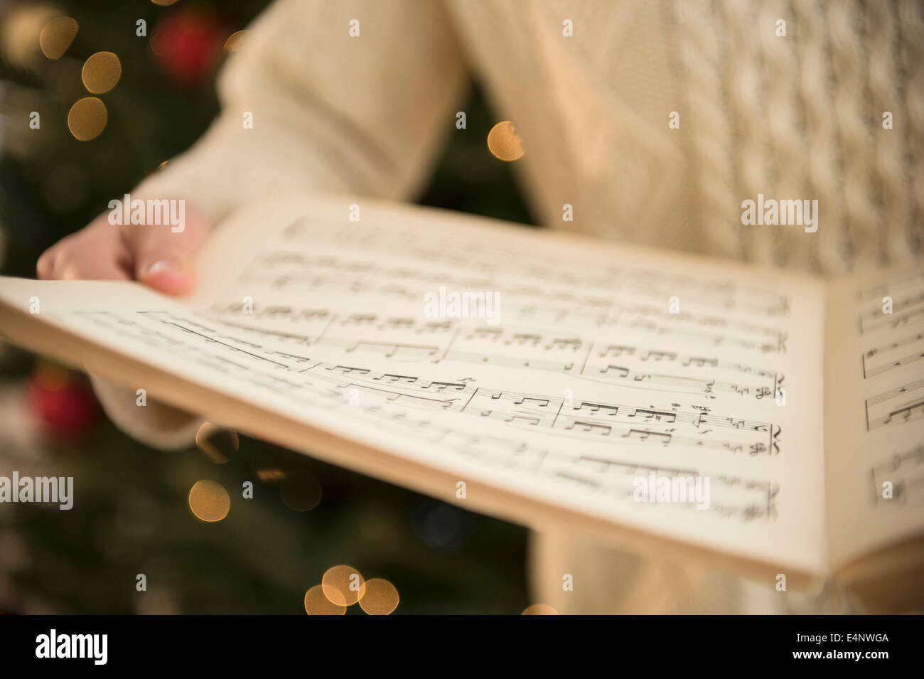 Studioaufnahme Frau mit Noten zu Weihnachten Stockfoto