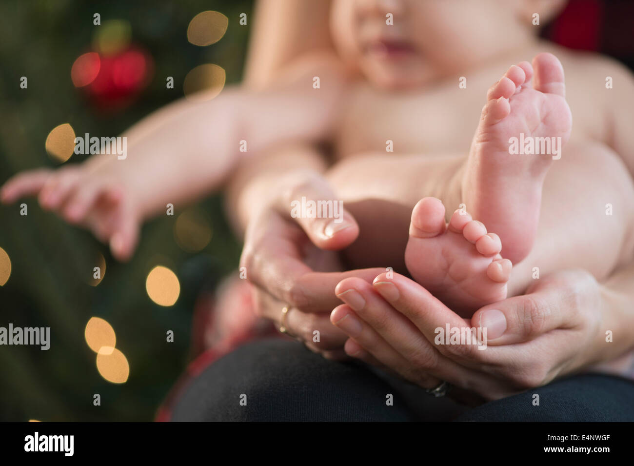 Studioaufnahme der Mutter halten Babymädchen (6-11 Monate) Stockfoto