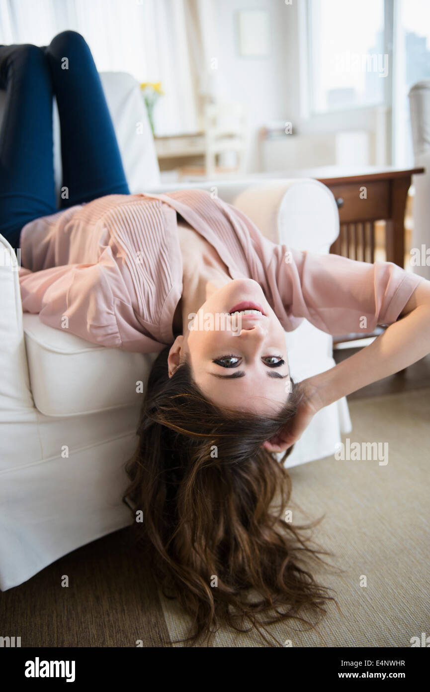 Junge Frau auf dem Sofa entspannen Stockfoto