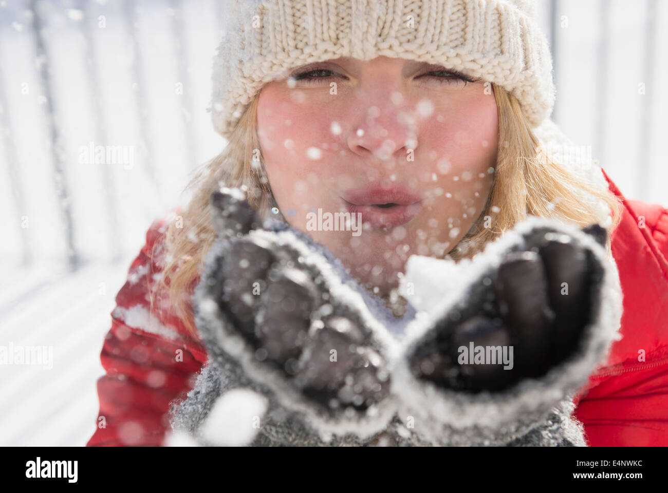 Porträt der Frau trägt stricken Hut Schneetreiben Stockfoto