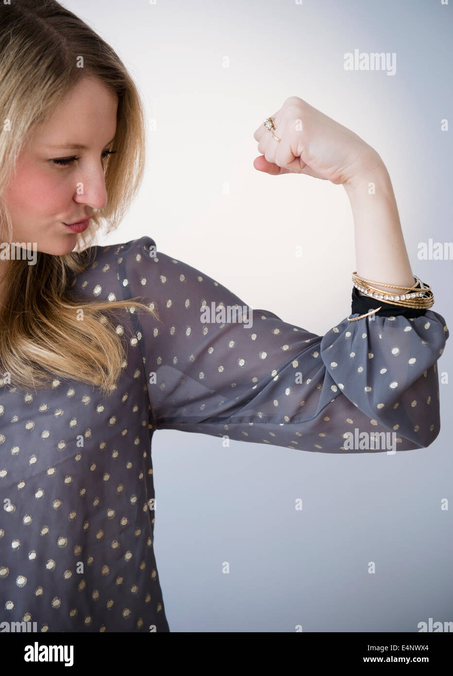 Porträt von blonde Frau zeigt Muskeln Stockfoto