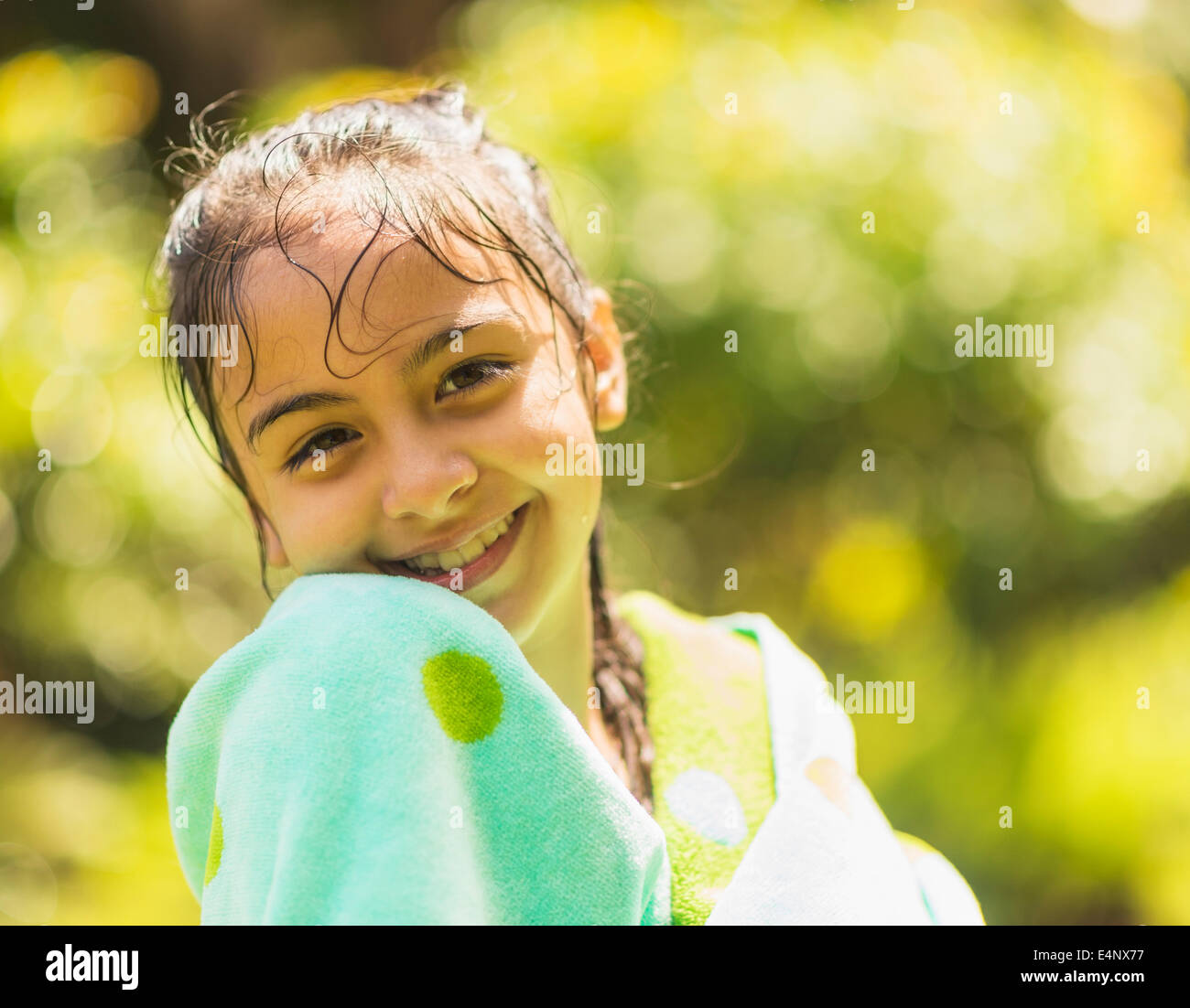 Porträt eines Mädchens (8-9) mit nassen Haaren Stockfoto