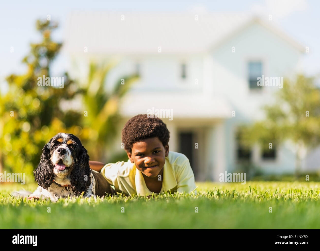 USA, Florida, Jupiter, Porträt eines jungen (6-7) mit Hund Stockfoto