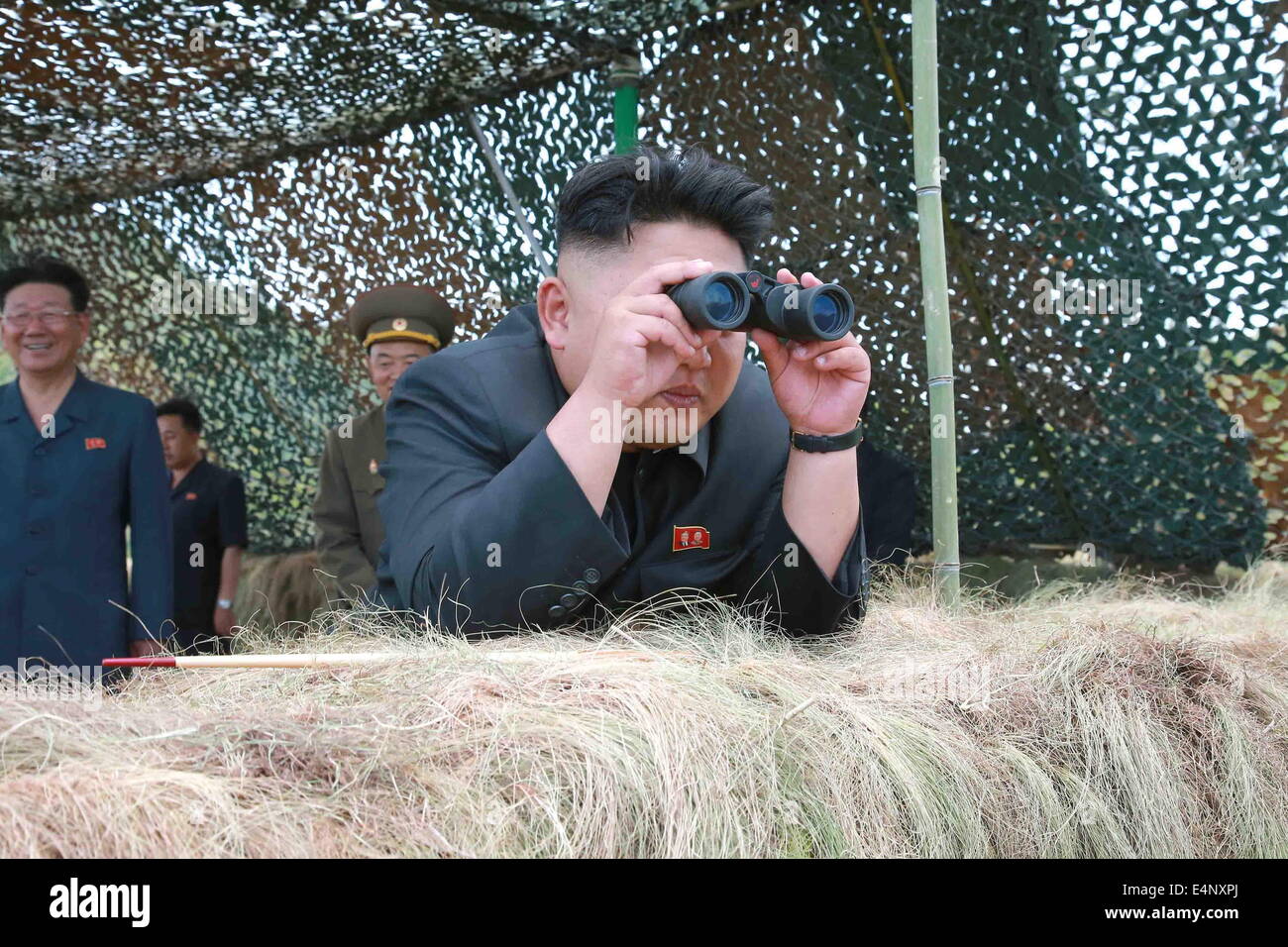 Pjöngjang, Nordkorea. 15. Juli 2014. Foto bereitgestellt von DVRKs amtliche Nachrichtenagentur KCNA am 15. Juli 2014 zeigt Top-Leader der Demokratischen Volksrepublik Korea (DVRK) Kim Jong Un in einer Shell brennen Ausübung der Armee. Top-Leader der DVRK Kim Jong Un geführte eine live Shell brennen Ausübung der Einheit 171 für das koreanische Volk Armee (KPA), DVRKs amtliche Nachrichtenagentur KCNA Dienstag berichtete. Bildnachweis: KCNA/Xinhua/Alamy Live-Nachrichten Stockfoto