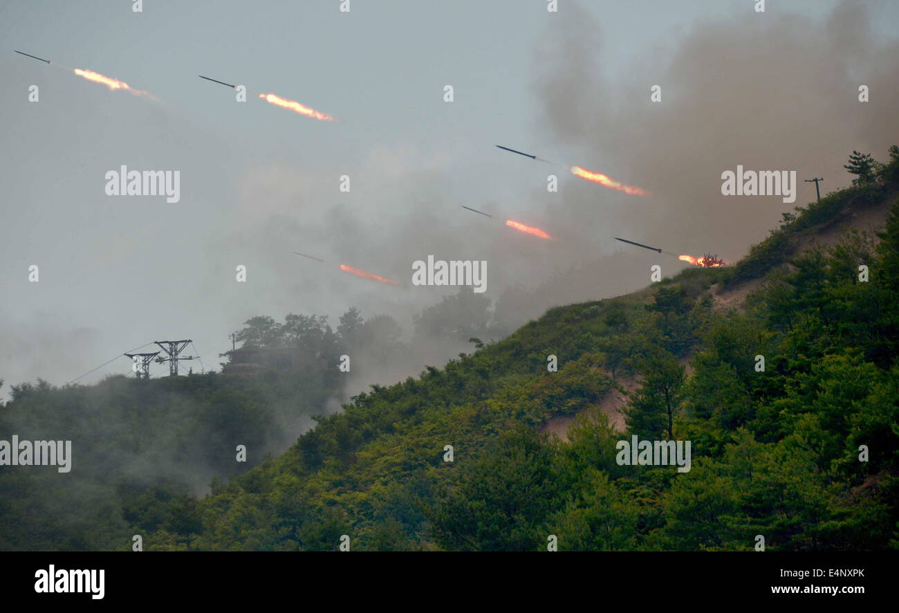 Pjöngjang, Nordkorea. 15. Juli 2014. Foto bereitgestellt von DVRKs amtliche Nachrichtenagentur KCNA am 15. Juli 2014 zeigt die Szene von der Armee Shell feuern Übung. Top-Leader der Demokratischen Volksrepublik Korea (DVRK) Kim Jong Un geführte eine live Shell brennen Ausübung der Einheit 171 für das koreanische Volk Armee (KPA), DVRKs amtliche Nachrichtenagentur KCNA Dienstag berichtete. Bildnachweis: KCNA/Xinhua/Alamy Live-Nachrichten Stockfoto