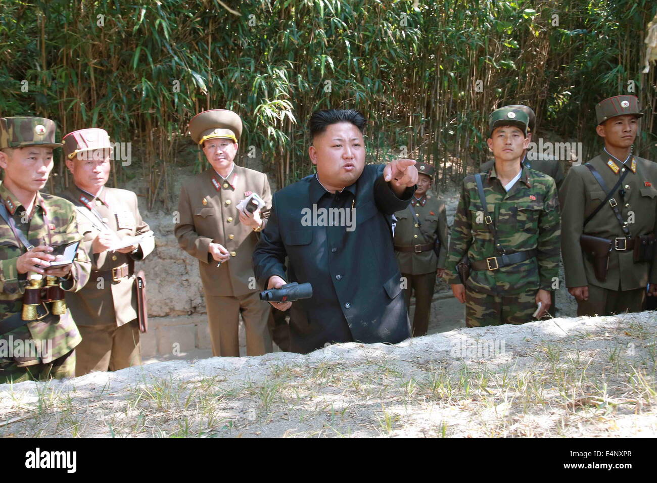 Pjöngjang, Nordkorea. 15. Juli 2014. Foto bereitgestellt von DVRKs amtliche Nachrichtenagentur KCNA am 15. Juli 2014 zeigt Top-Leader der Demokratischen Volksrepublik Korea (DVRK) Kim Jong Un (C) während einer Schale brennen Ausübung der Armee. Top-Leader der DVRK Kim Jong Un geführte eine live Shell brennen Ausübung der Einheit 171 für das koreanische Volk Armee (KPA), DVRKs amtliche Nachrichtenagentur KCNA Dienstag berichtete. Bildnachweis: KCNA/Xinhua/Alamy Live-Nachrichten Stockfoto