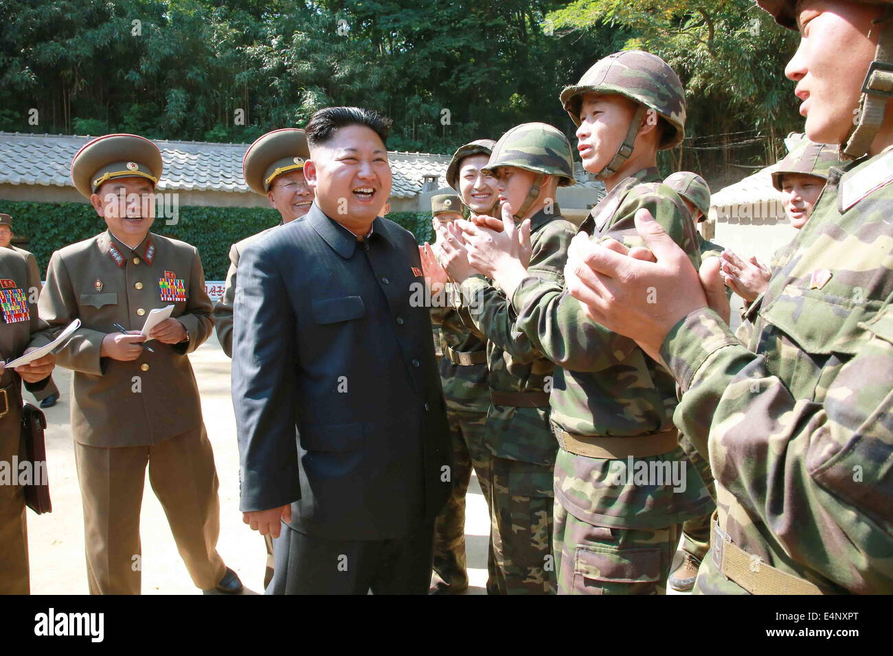 Pjöngjang, Nordkorea. 15. Juli 2014. Foto zur Verfügung gestellt von DVRKs offizielle Nachrichtenagentur KCNA am 15. Juli 2014 zeigt Top-Leader der Demokratischen Volksrepublik Korea (DVRK) Kim Jong Un (C) Treffen mit Soldaten in der Shell brennen Ausübung der Armee. Top-Leader der DVRK Kim Jong Un geführte eine live Shell brennen Ausübung der Einheit 171 für das koreanische Volk Armee (KPA), DVRKs amtliche Nachrichtenagentur KCNA Dienstag berichtete. Bildnachweis: KCNA/Xinhua/Alamy Live-Nachrichten Stockfoto