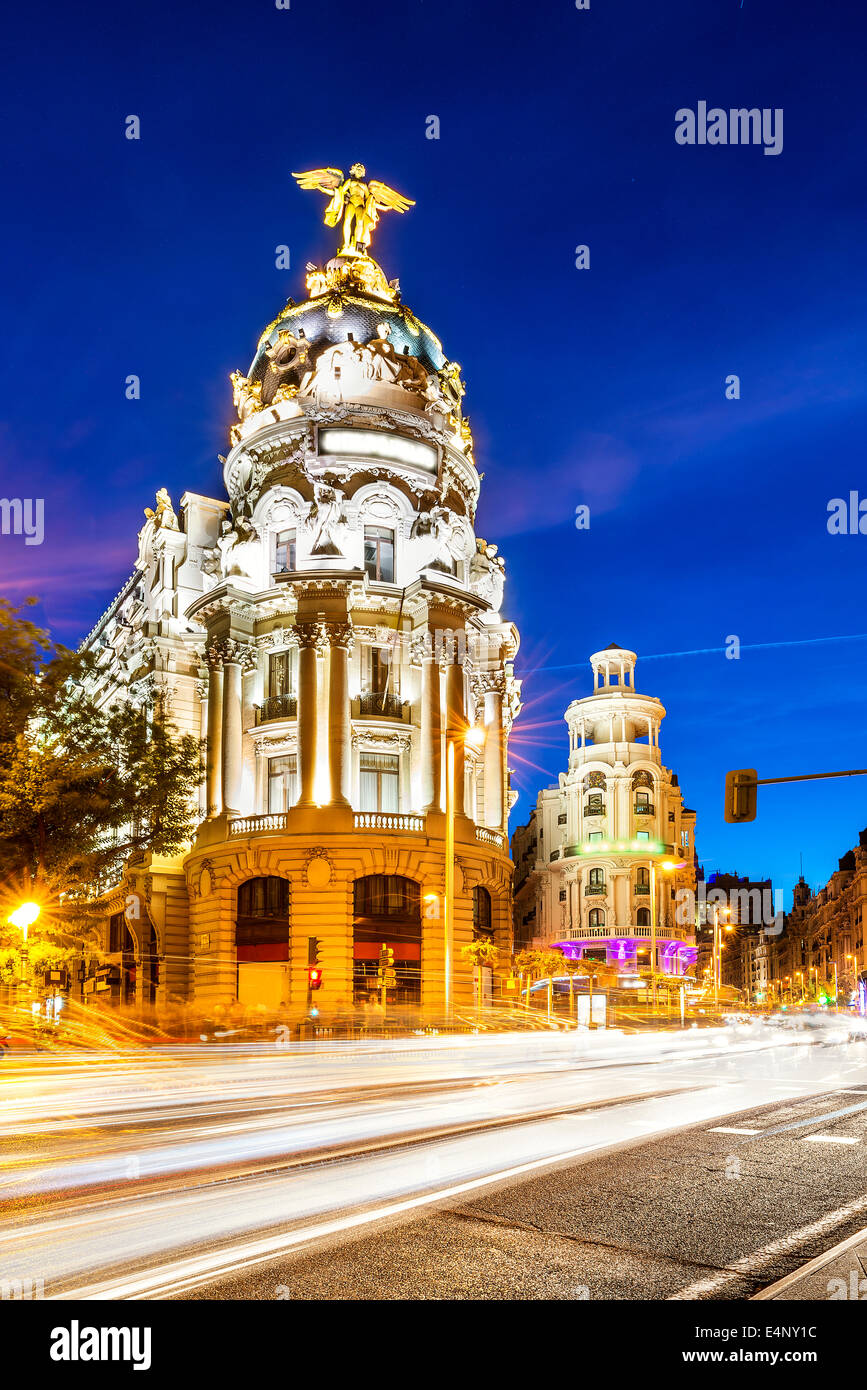 Strahlen der Ampel auf der Gran via Straße, der wichtigsten Einkaufsstraße in Madrid bei Nacht. Spanien, Europa. Stockfoto