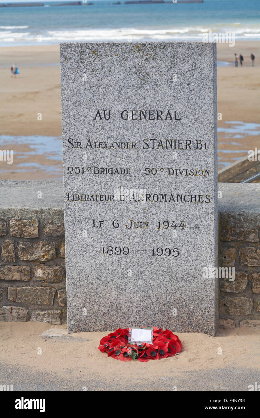 Denkmal-Kranz gelegt in Erinnerung und Stein Plaque Strand von Arromanches, Normandie, Frankreich Stockfoto