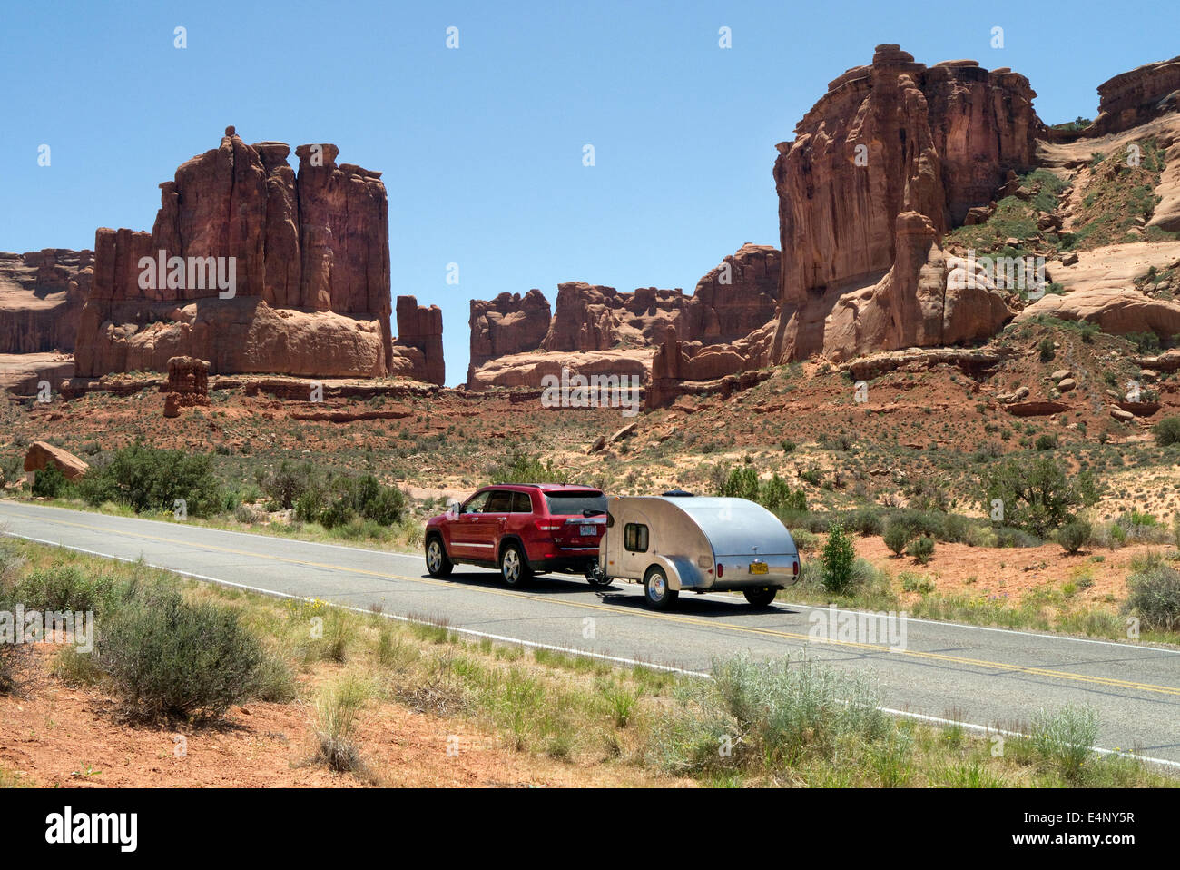Abschleppen von einem Wohnwagen in den Arches National Park Utah USA SUV Stockfoto