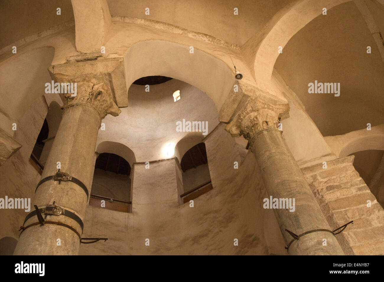 Europa, Kroatien, Zadar, Kirche St. Donatus (9. Jahrhundert), Interieur mit römischen Säulen als Teil der Struktur Stockfoto