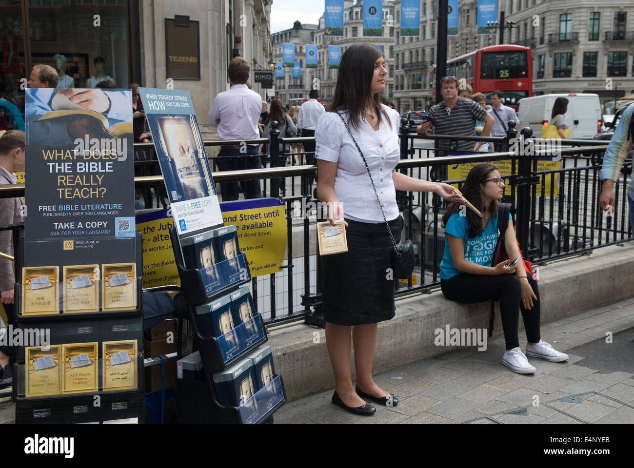 Wach und was tut die Bibel wirklich Lehren Jehovas Zeugen Literatur wird in Oxford Street London HOMER SYKES ausgehändigt Stockfoto