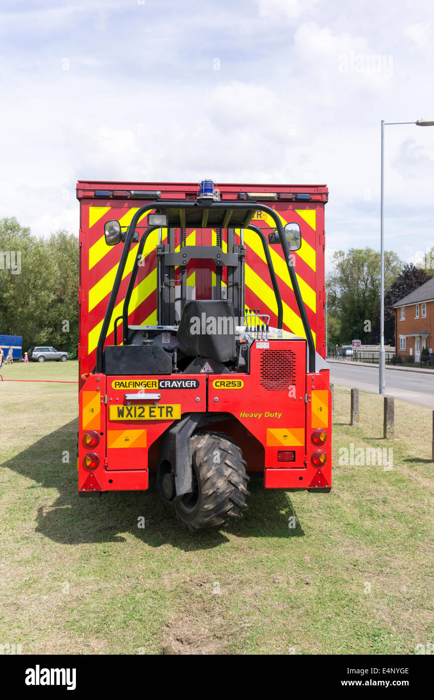 UK-Notfall Feuerwehr-Fahrzeug mit kleinen Gabelstapler montiert auf der Rückseite Stockfoto