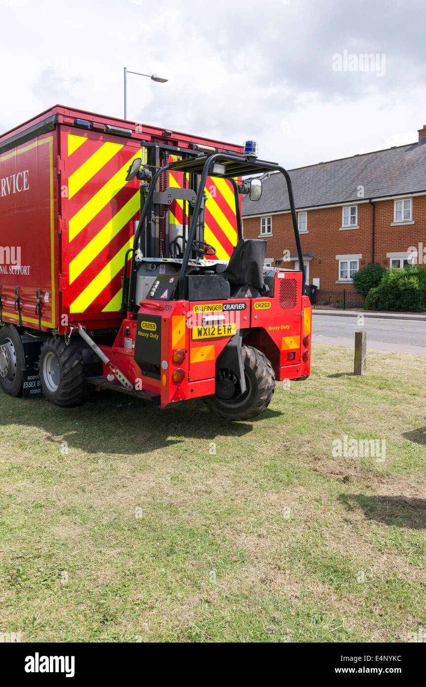 UK-Notfall Feuerwehr-Fahrzeug mit kleinen Gabelstapler montiert auf der Rückseite Stockfoto