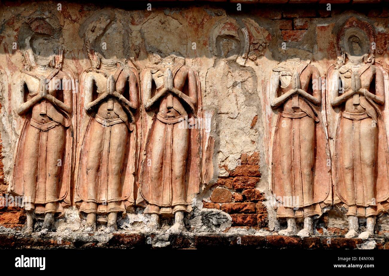 LOPBURI, THAILAND: Abbildungsreihe kopflose Bas Relief im 13. Jahrhundert Khmer Wat Phra Sri Rattahana Mahathat Stockfoto