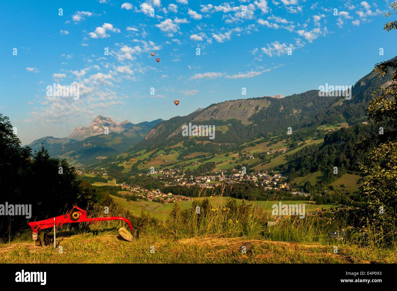 Heißluftballon. Megève Tal nr "Flocons de Sel" Hotel & Restaurant. Haute-Savoie. Die Region Rhône-Alpes. Frankreich Stockfoto