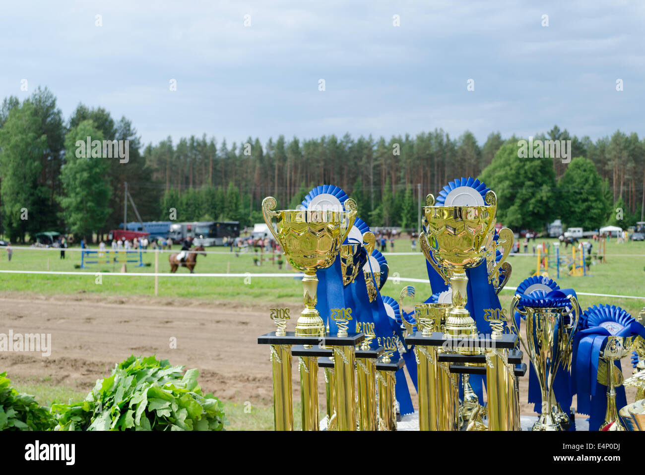 Pferderennen Tassen Auszeichnungen für Gewinner am Festtag der Stadt vorbereitet. Stockfoto