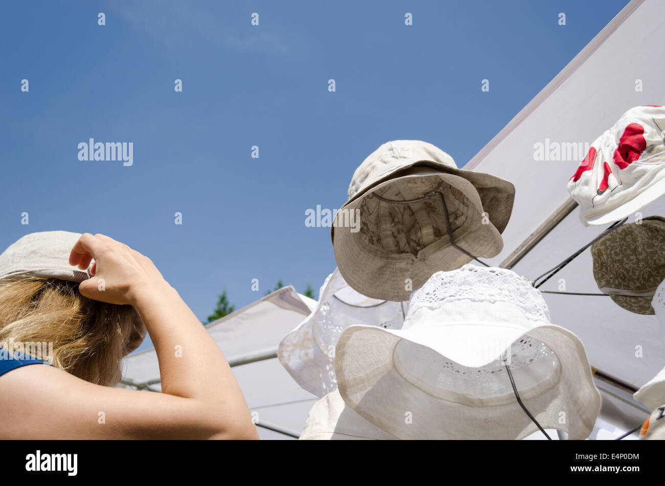 Frau Größe weißes Leinen Hut outdoor Sommer Sommerfest Stockfoto